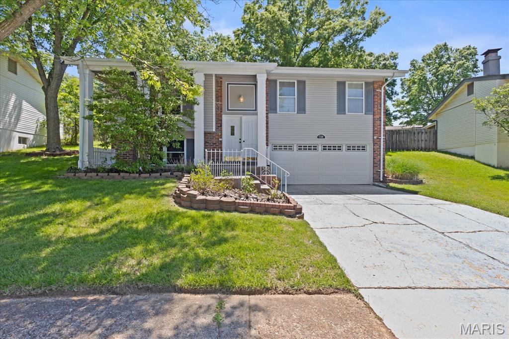 738 Village Wood Court — photo 1