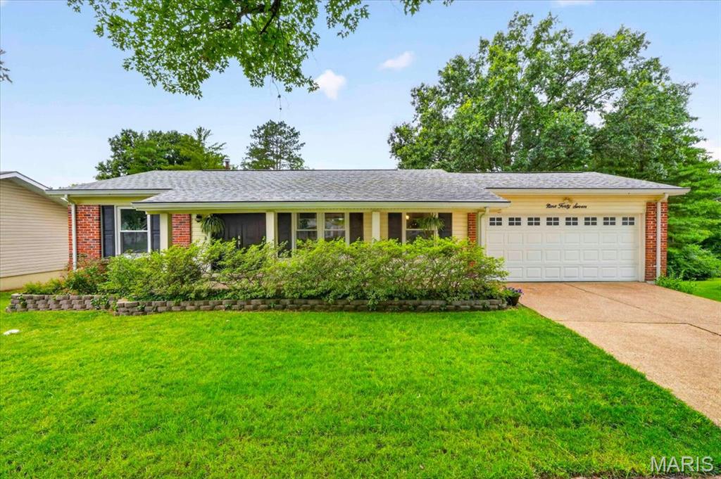 947 Oakfield Drive — photo 1
