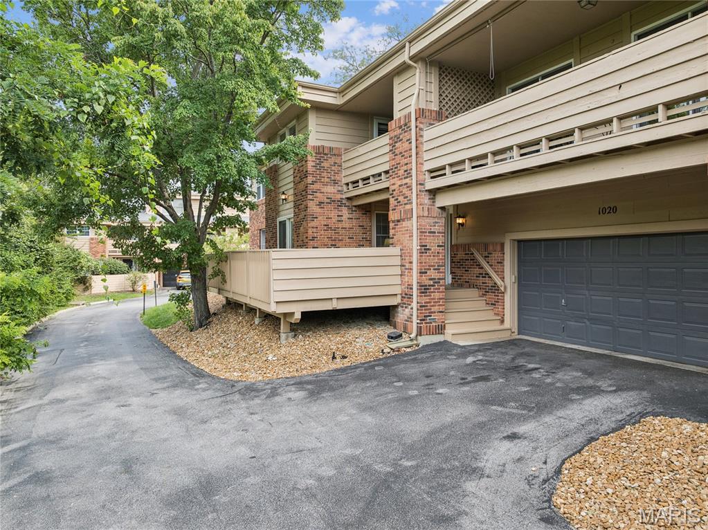 1020 Claytonbrook Drive — photo 1